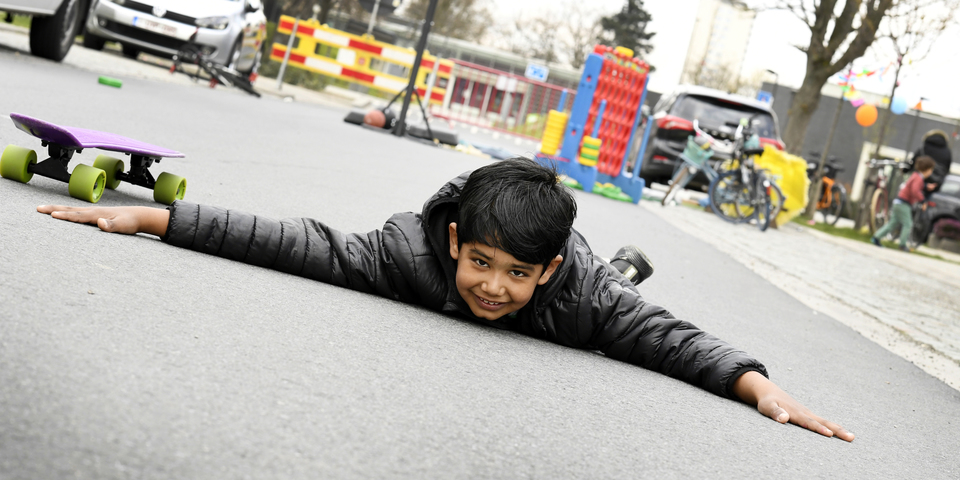 Jongen op straat in speelstraat